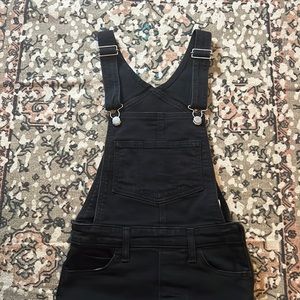 Levi’s Black skinny fit overalls in size 25